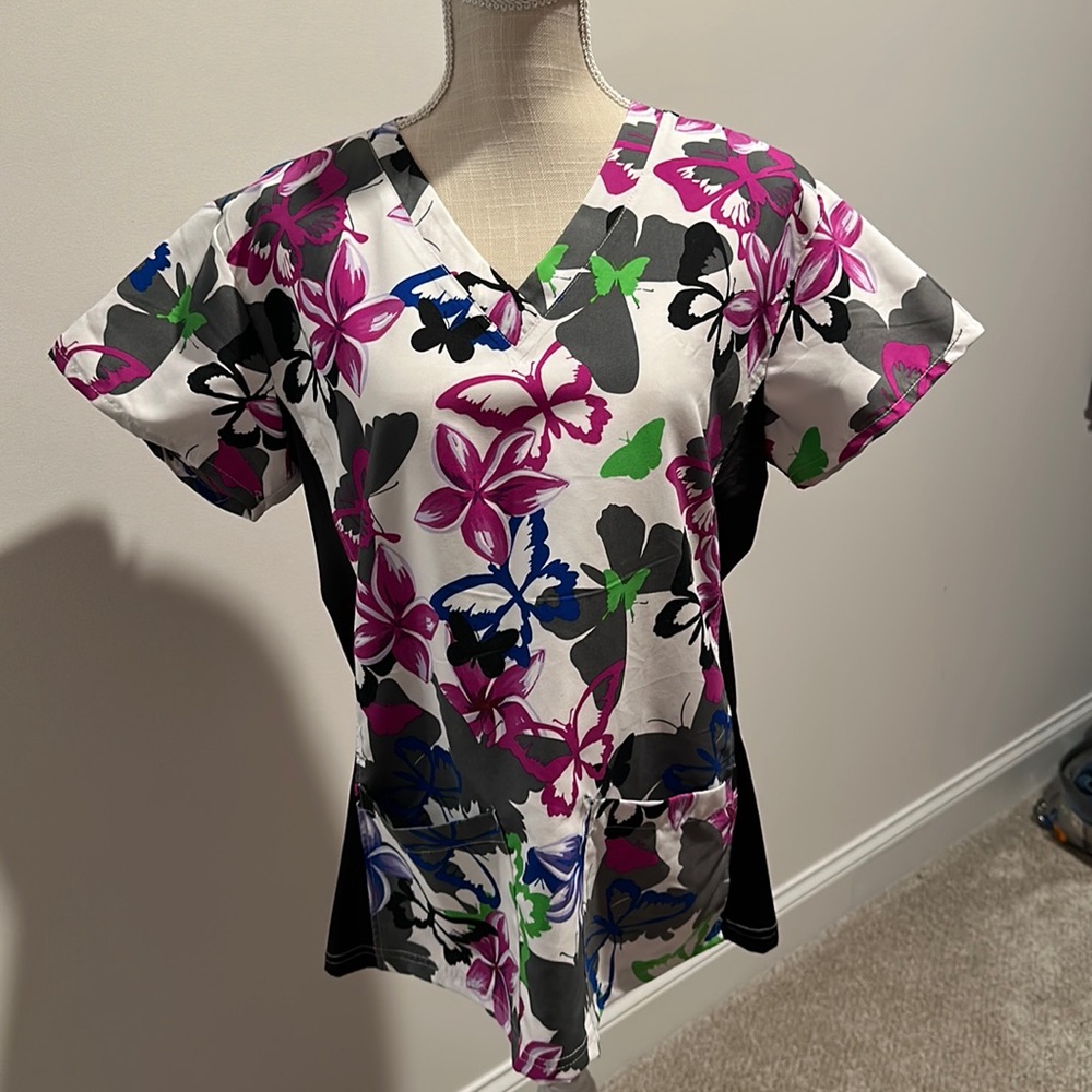 NEVERWORN woman’s scrub top